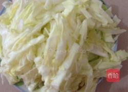 卷心菜炒黑木耳的做法图解1