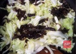 卷心菜炒黑木耳的做法图解4