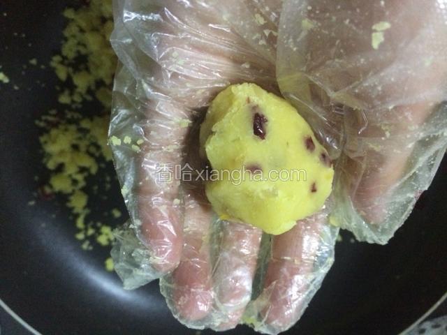 戴上一次性手套，将豆沙捏成均匀的团
