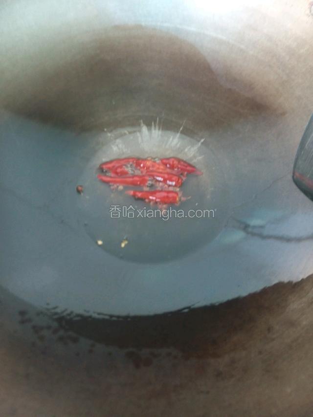 锅里倒油烧热，爆香花椒，干辣椒