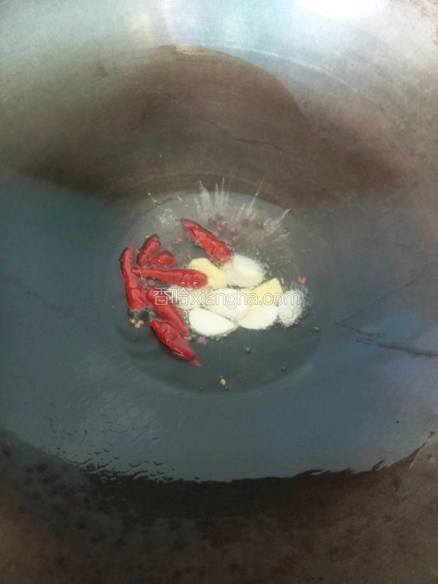 再加姜、蒜翻炒出香味
