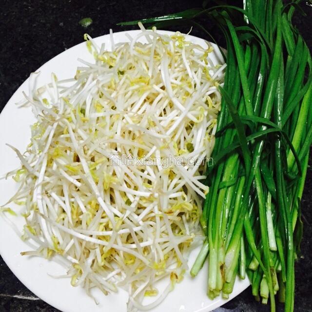 食材有绿豆芽和韭菜备用