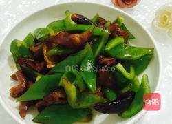 青椒炒熏肥肠的做法图解6