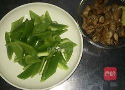 青椒炒熏肥肠的做法图解1