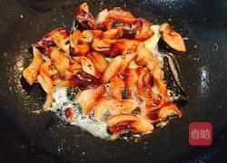 青椒炒熏肥肠的做法图解3