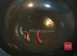 青椒炒熏肥肠的做法图解2
