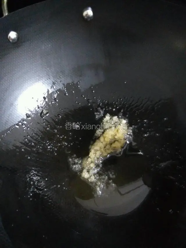 锅中放一点油烧热，放入白糖，开中火炒