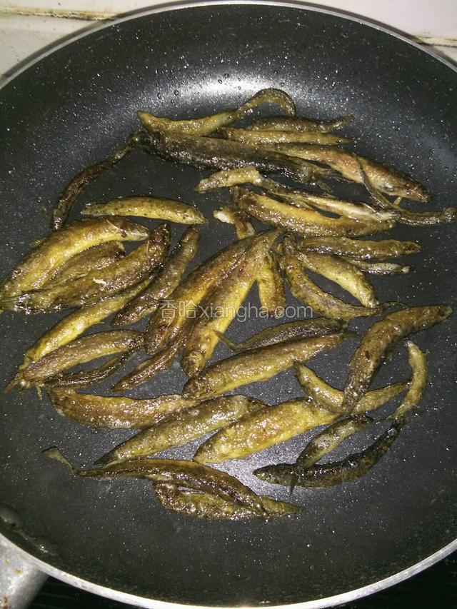 把活泥鳅放热锅冷油中煎至两面金黄