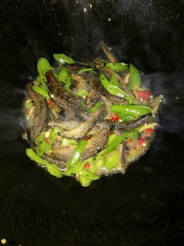 放入青椒加适量监略炒，放入煎好的泥鳅炒匀，加料洒大火略炒，加少量水焖两分钟
