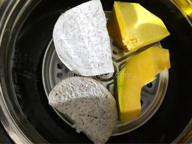 南瓜、香芋去皮切块放进锅里蒸熟