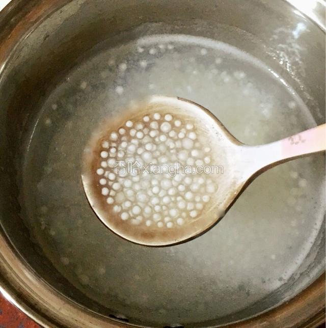 锅里放入水烧开放入西米，一边煮一边搅拌，煮到中间还有一个白点的时候捞出浸泡在冷水内。