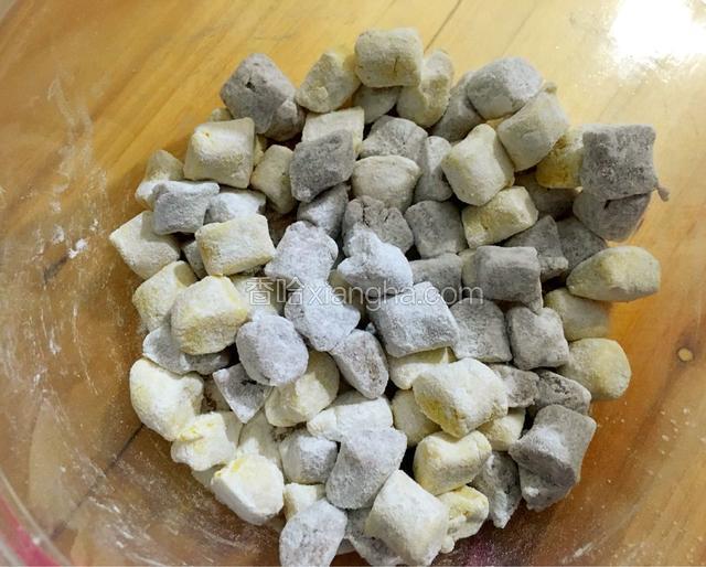 切好撒上干粉防粘