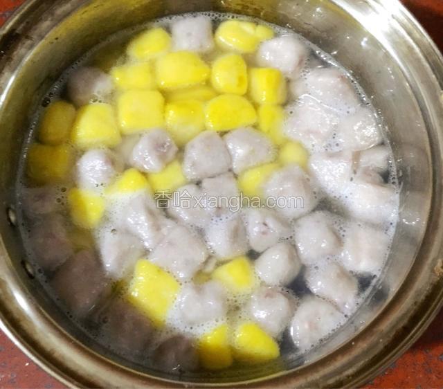 锅里放入水烧开放入芋圆煮至浮起捞出凉水泡