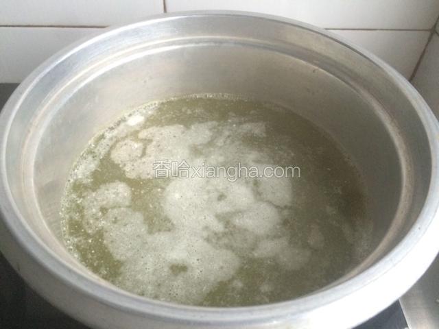 再放入较多水后开大火