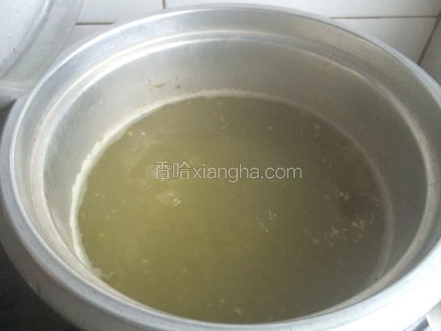 汤中已冒小泡啦…