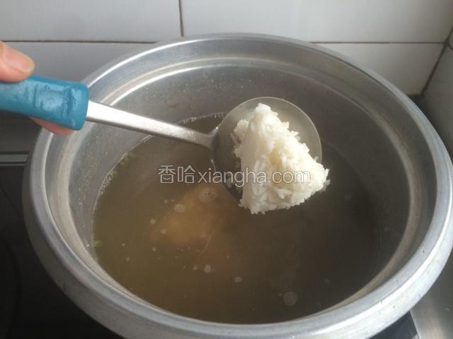 用汤匙小心地挖 成块的米饭，轻轻放入绿豆汤中