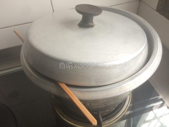 小火继续煮十至十五分钟（期间可用筷子使锅留一条小缝，防止绿豆粥喷出）