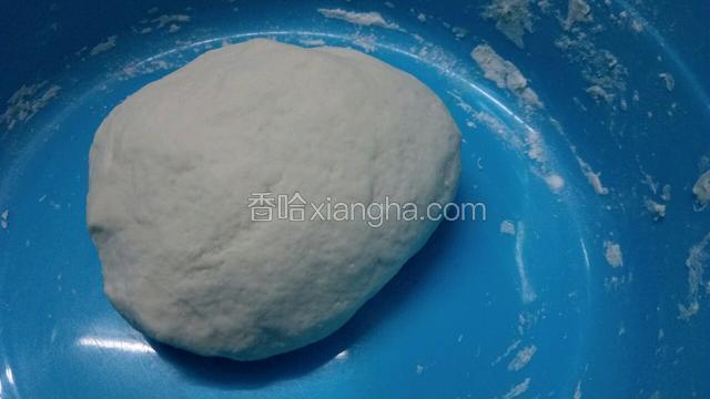 把面粉揉成光滑的面团，放置半小时
