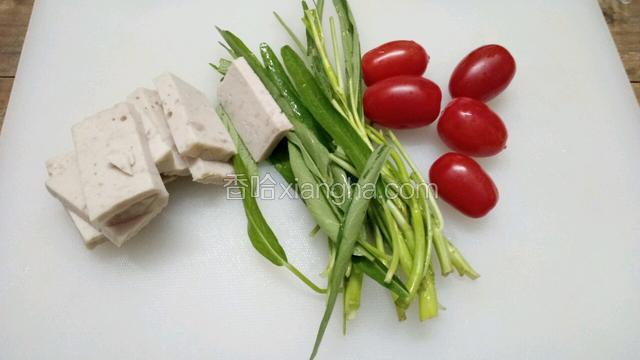 准备拌面的酱料食材