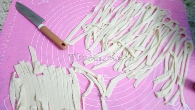 切成面条，可以随自己喜欢切成粗或细的