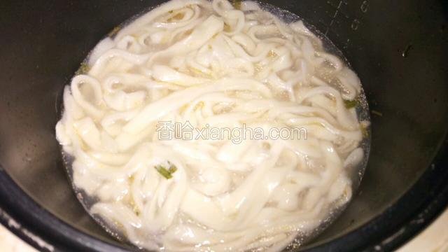 锅里下水煮开然后放入面条，水里可以加适量盐
