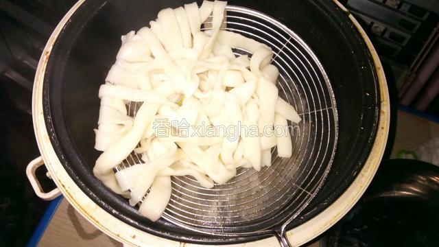 煮至水开，面条浮上来后过一分钟就可以捞起了