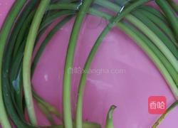 蒜苔炒鸡肾的做法图解2