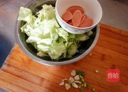 卷心菜炒火腿肠的做法图解1