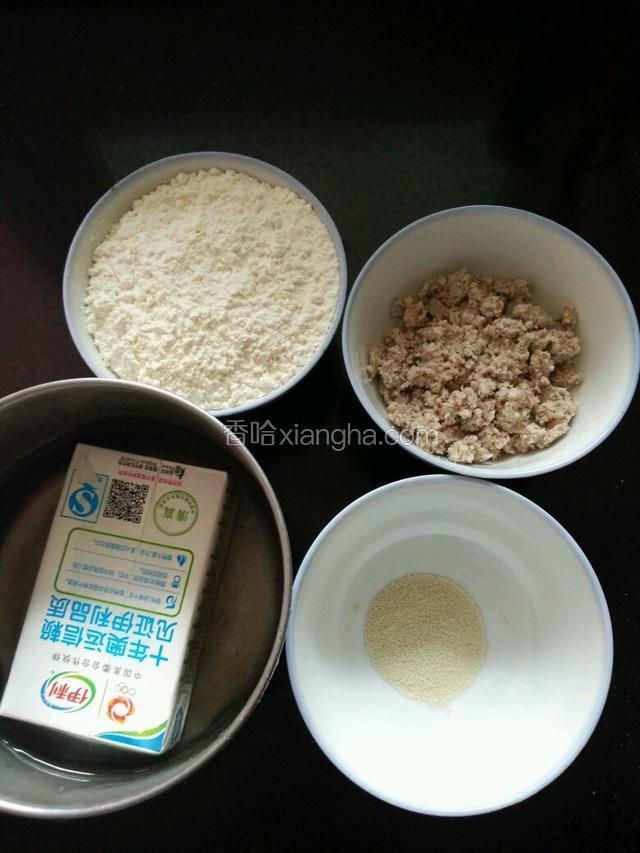 用同样大小的碗装食材，方便把握比例。
纯牛奶放开水里烫至温热，备用。