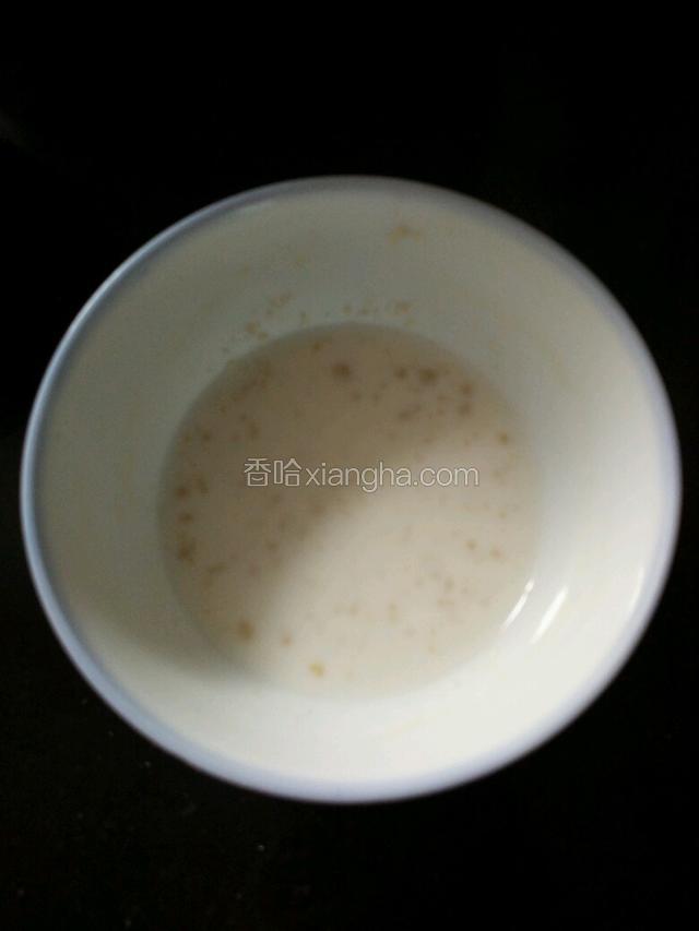 倒入少量温牛奶搅拌均匀