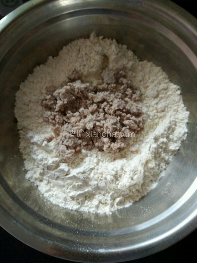 面粉倒进大点的容器里，倒入豆渣，一小勺白糖拌匀