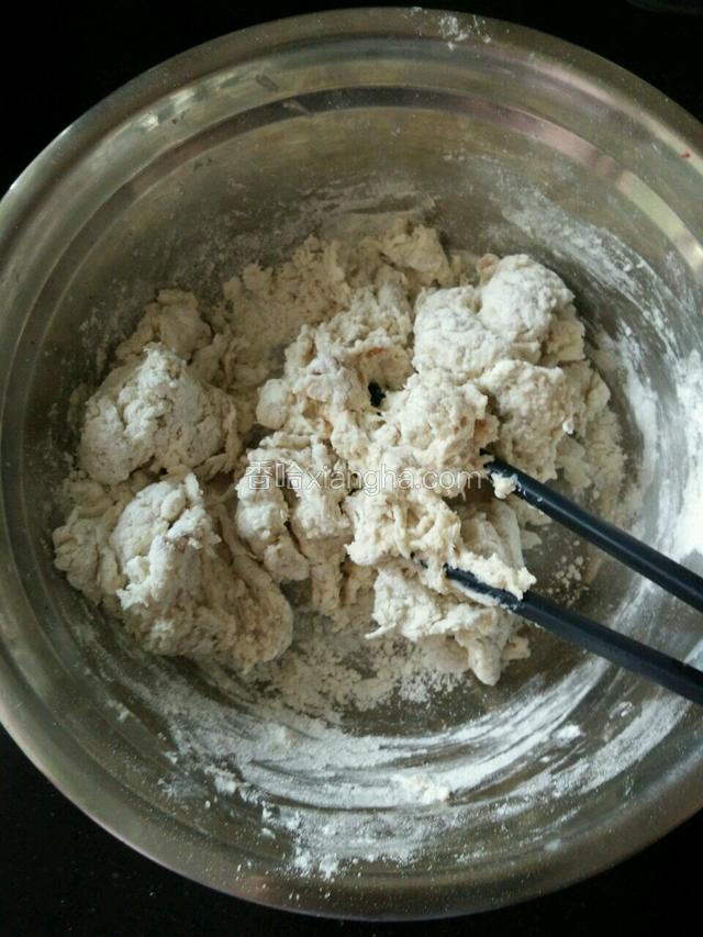 倒入少许温牛奶拌匀