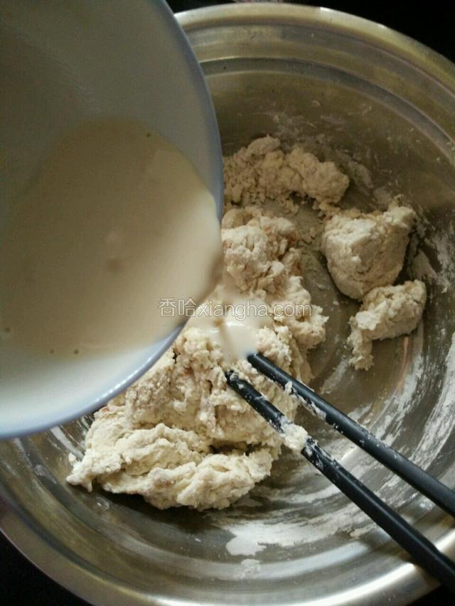 倒入酵母水搅拌