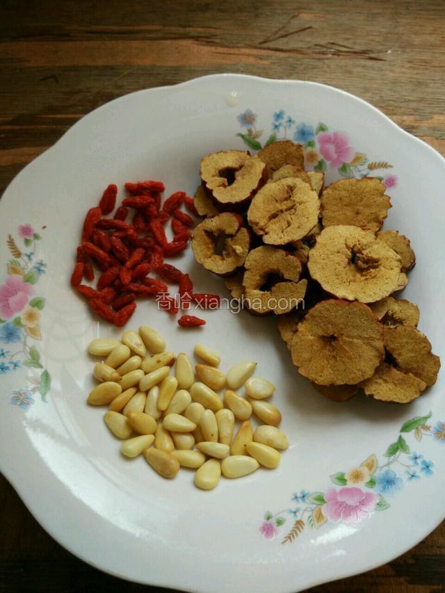 这个空闲准备装饰用的食材，大红枣去核切片，枸杞洗干净沥干水，松子剥好备用