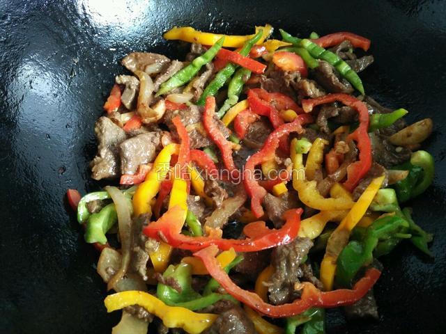 翻炒两分钟，加入鸡精炒均匀即可