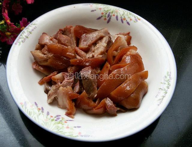 准备熟肘子，肘子的做法大家都应该知道。