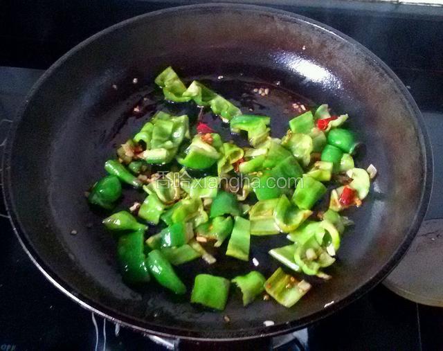 放盐和生抽煸炒，不要炒过了。