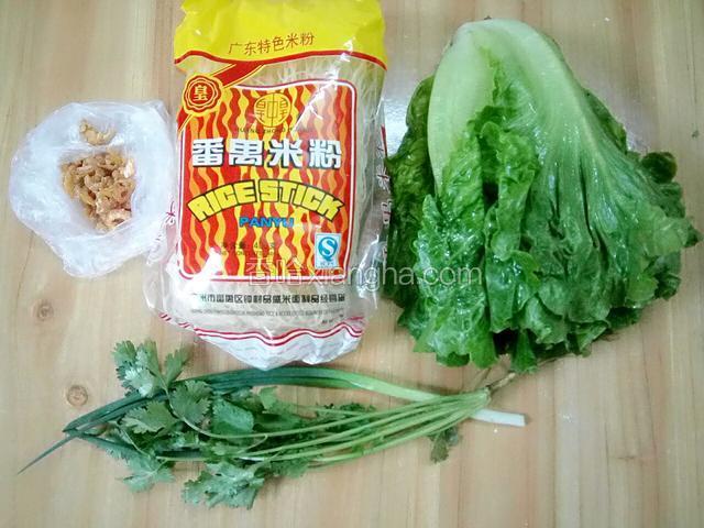 准备食材：虾米（也称海米）适量，米粉180克，生菜一颗，香葱一棵，芫茜一棵。