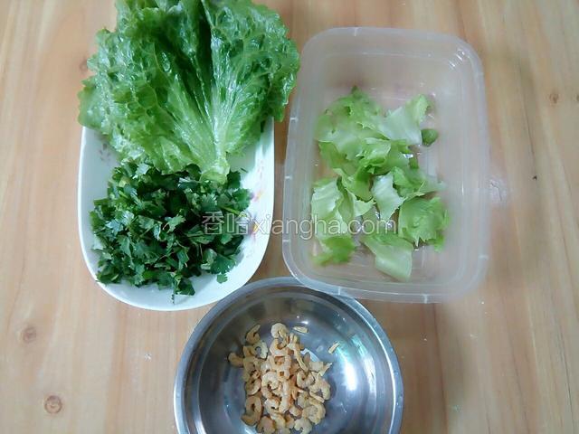 生菜香葱芫茜清洗干净，香葱和芫茜切碎，生菜切掉一小段茎干，叶子和茎干分开，虾米沥干水备用。