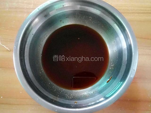 碗里倒入适量酱油，蚝油，细砂糖，鸡粉，食盐，搅拌均匀。