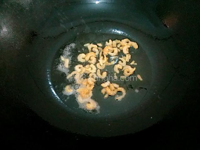 净锅倒入适量花生油，加热后倒入虾米，爆炒。