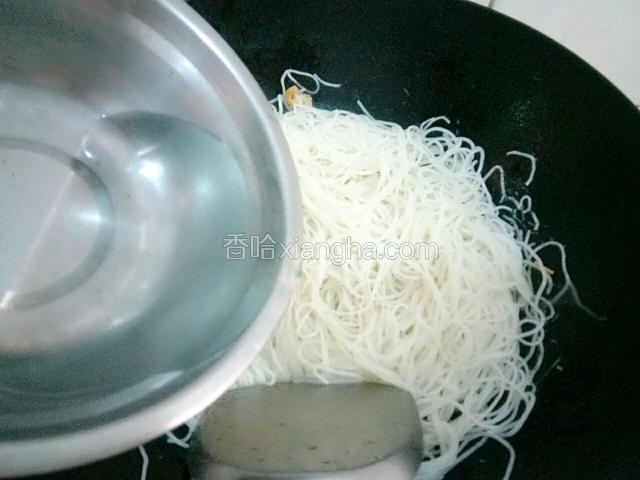 接着淋入小半碗热水。