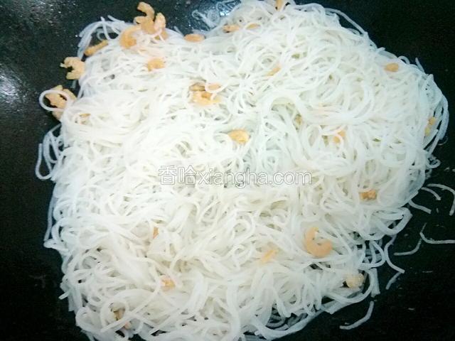 中火均匀翻炒，炒至水干米粉变软熟。