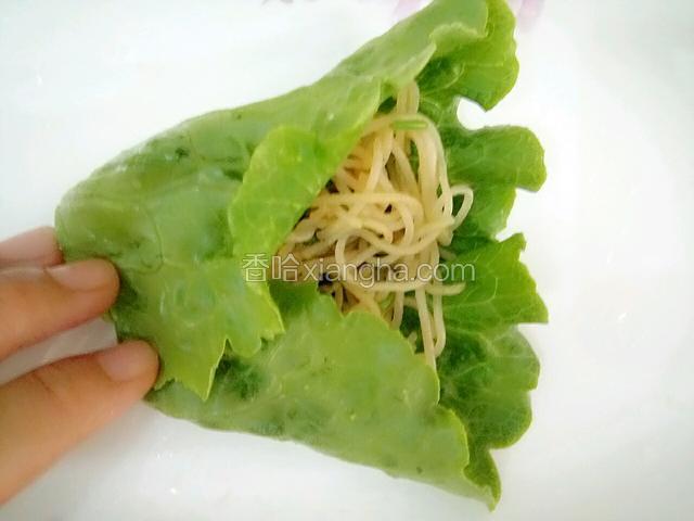 茎部先折上，再折上两边叶子。如此一个个包好，同一方向摆到另一碟子上。