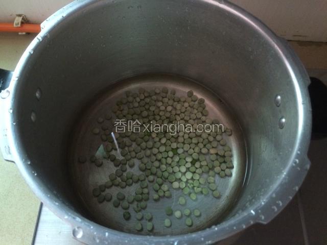 锅里倒入适量清水，放入豌豆，把水煮开，然后关火泡半个小时左右备用。