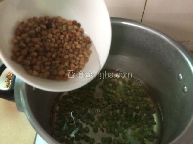 等到豌豆泡开后倒入赤豆，一起泡十分钟。