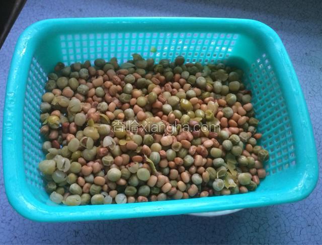 豆子压干了倒出来滤干水分备用。