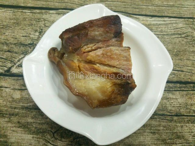 煮好的腊肉捞出来。