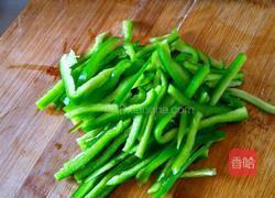 香菇炒胡萝卜尖椒丝的做法图解1