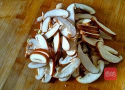 香菇炒胡萝卜尖椒丝的做法图解2